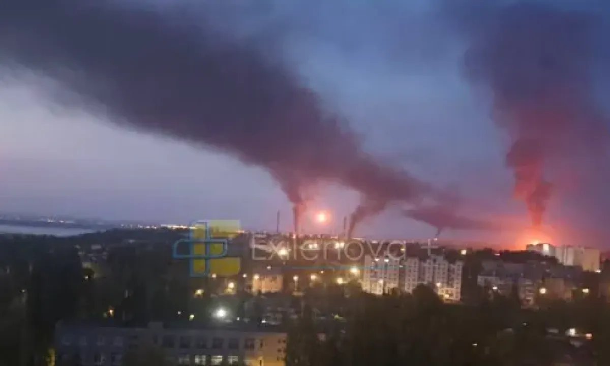 В российском Саратове прогремели взрывы: был атакован НПЗ, вспыхнул пожар