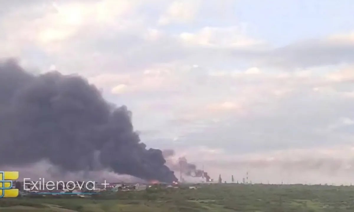 Огненное утро в Самарской области: НПЗ полыхает после точечного налета дронов. ВИДЕО