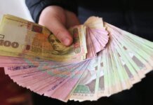 В супермаркетах отказываются принимать гривны у украинцев: куда обращаться