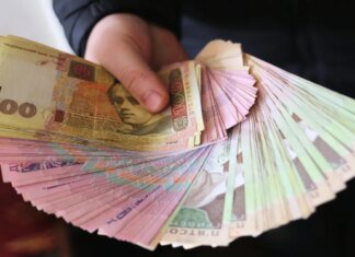 В супермаркетах отказываются принимать гривны у украинцев: куда обращаться