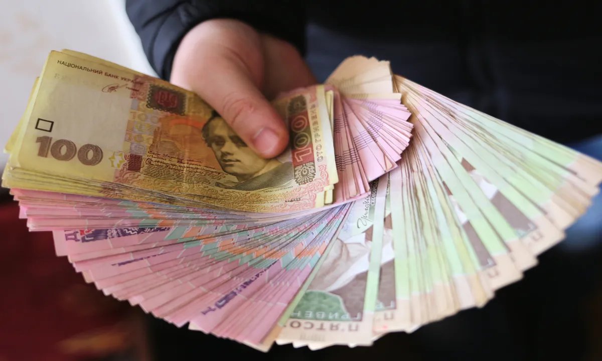В супермаркетах отказываются принимать гривны у украинцев: куда обращаться