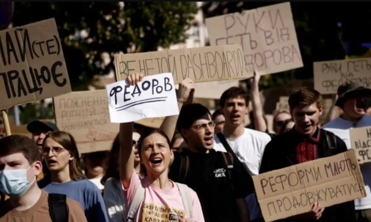 Бунт против системы: украинцы заполонили площади городов из-за отставки Федорова и требуют жестких кадровых решений. ВИДЕО