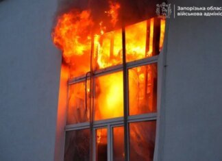 Российские беспилотники атаковали Запорожье и сожгли здание одного из вузов. ВИДЕО