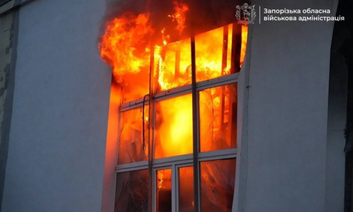 Российские беспилотники атаковали Запорожье и сожгли здание одного из вузов. ВИДЕО