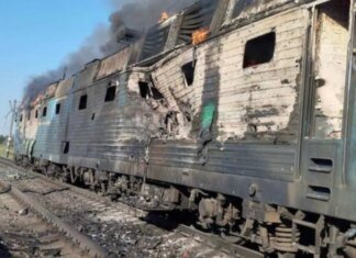 Охота на мирных людей: оккупанты целенаправленно ударили беспилотником по пассажирскому поезду. ФОТО
