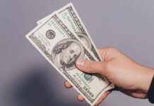 Подозрительные доллары или гривны: где украинцам бесплатно проверят купюры на подлинность