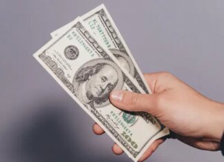 Подозрительные доллары или гривны: где украинцам бесплатно проверят купюры на подлинность