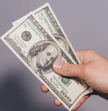 Подозрительные доллары или гривны: где украинцам бесплатно проверят купюры на подлинность