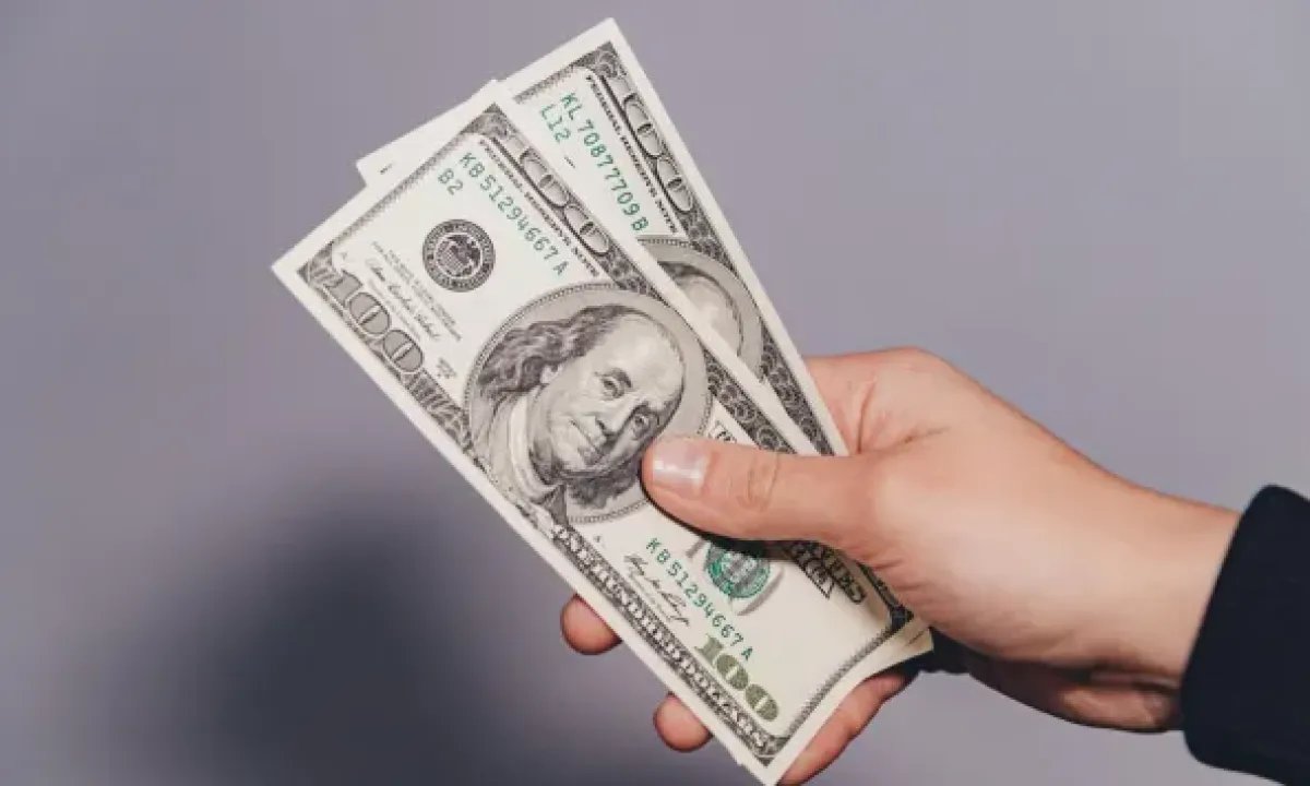 Подозрительные доллары или гривны: где украинцам бесплатно проверят купюры на подлинность