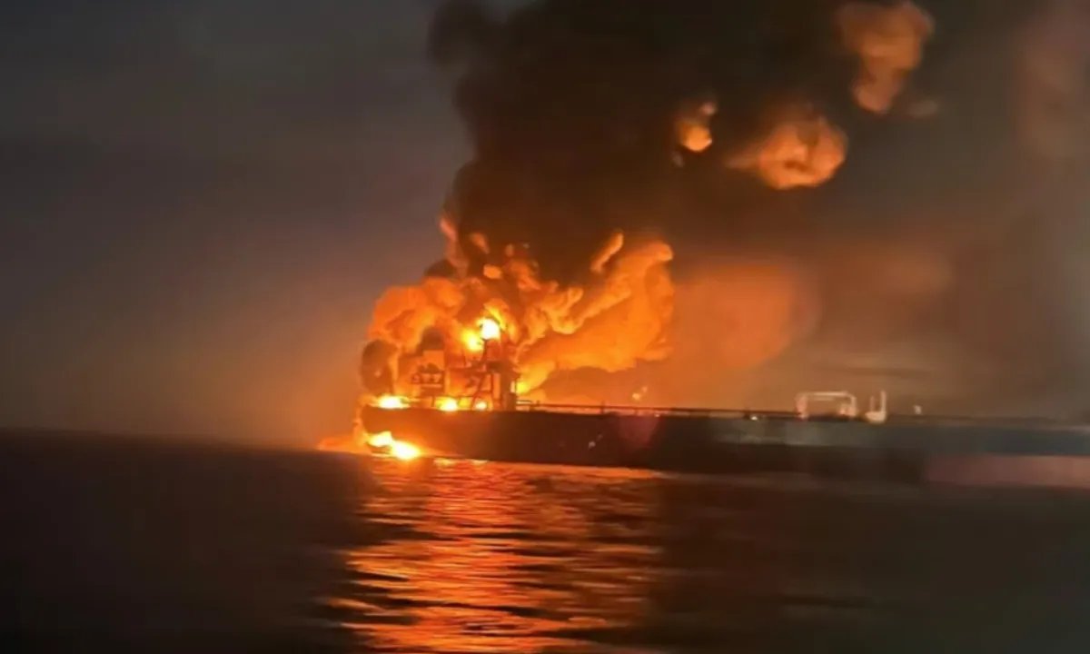 Пылает на море и на суше: путинская армия потеряла еще один танкер и понтонную переправу