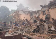 Россия обстреляла Запорожье КАБами: под завалами находятся люди, есть раненые