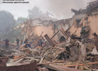Россия обстреляла Запорожье КАБами: под завалами находятся люди, есть раненые