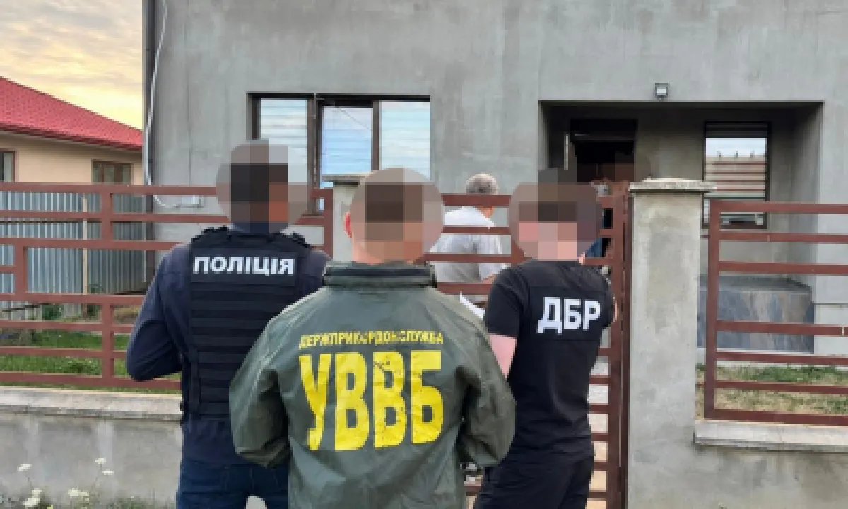 На Закарпатье ГБР разоблачило правоохранителя, который переправлял мужчин за границу