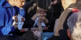 Выжили вопреки аду: мать держит за руку 6-летнего сына, которого достали из-под завалов во Львове. ВИДЕО