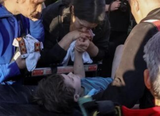 Выжили вопреки аду: мать держит за руку 6-летнего сына, которого достали из-под завалов во Львове. ВИДЕО
