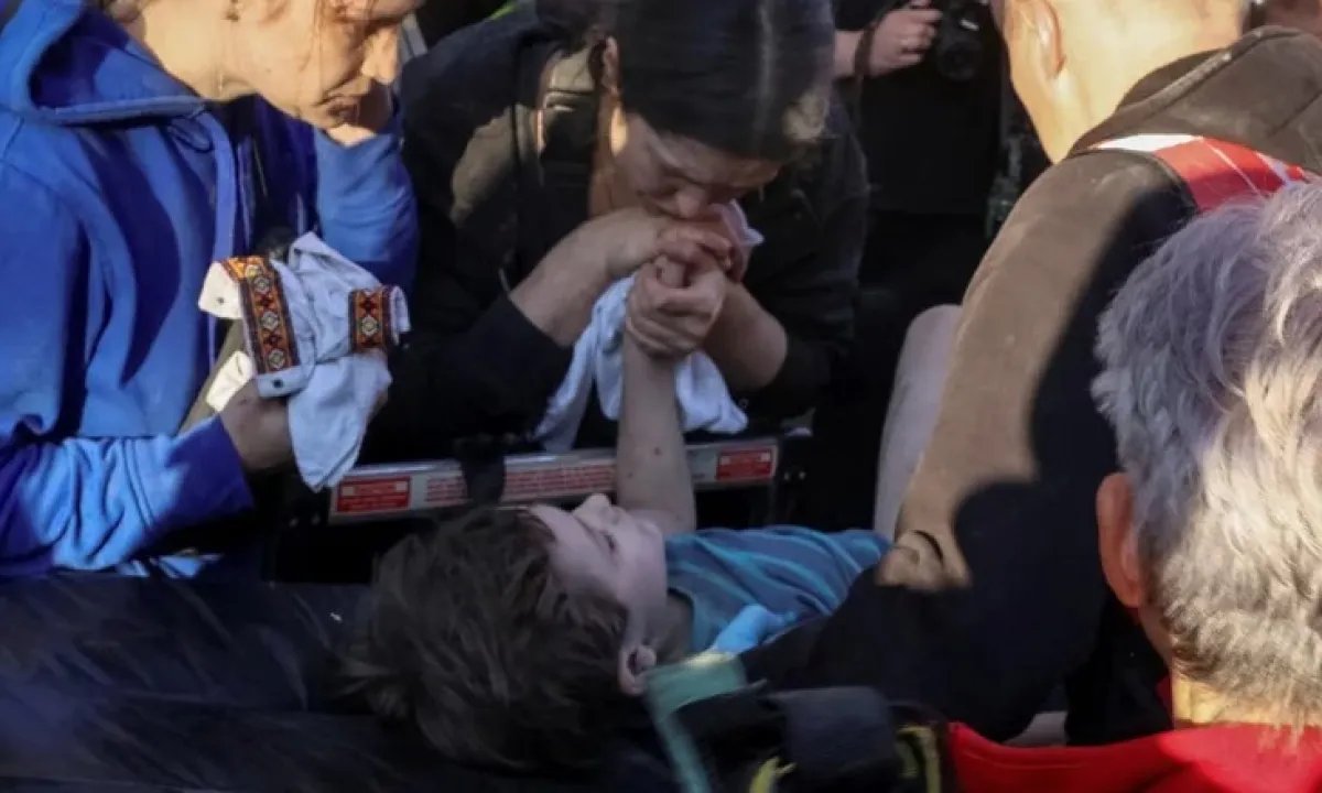 Выжили вопреки аду: мать держит за руку 6-летнего сына, которого достали из-под завалов во Львове. ВИДЕО