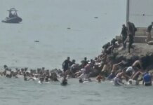 Тысячи марокканских мигрантов штурмом прорвали границу с Испанией в анклаве Сеута. ВИДЕО