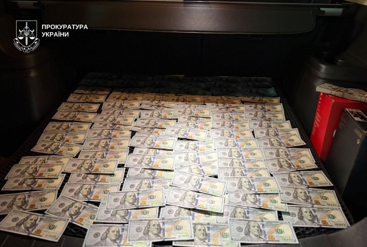 На Дніпропетровщині судитимуть посадовця держпідприємства за спробу дати хабар у 50 тисяч доларів