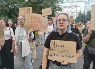 У Дніпрі триває вечірній мітинг проти відставки Михайла Федорова