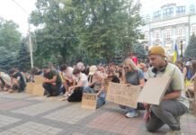 У Дніпрі проходить акція проти відставки Михайла Федорова: зібралися близько 300 людей