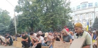 У Дніпрі проходить акція проти відставки Михайла Федорова: зібралися близько 300 людей