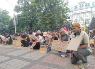 У Дніпрі проходить акція проти відставки Михайла Федорова: зібралися близько 300 людей