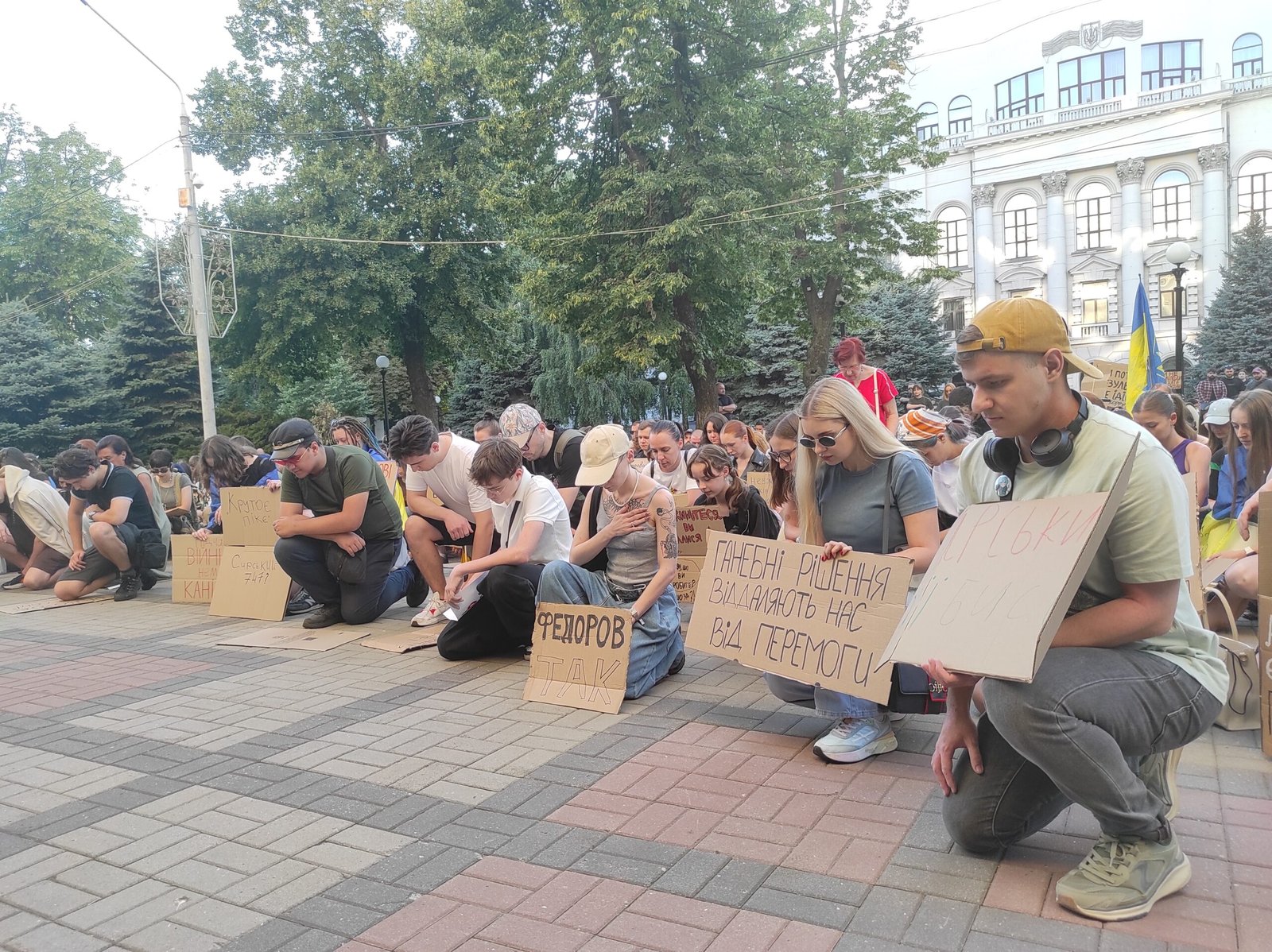 У Дніпрі проходить акція проти відставки Михайла Федорова: зібралися близько 300 людей