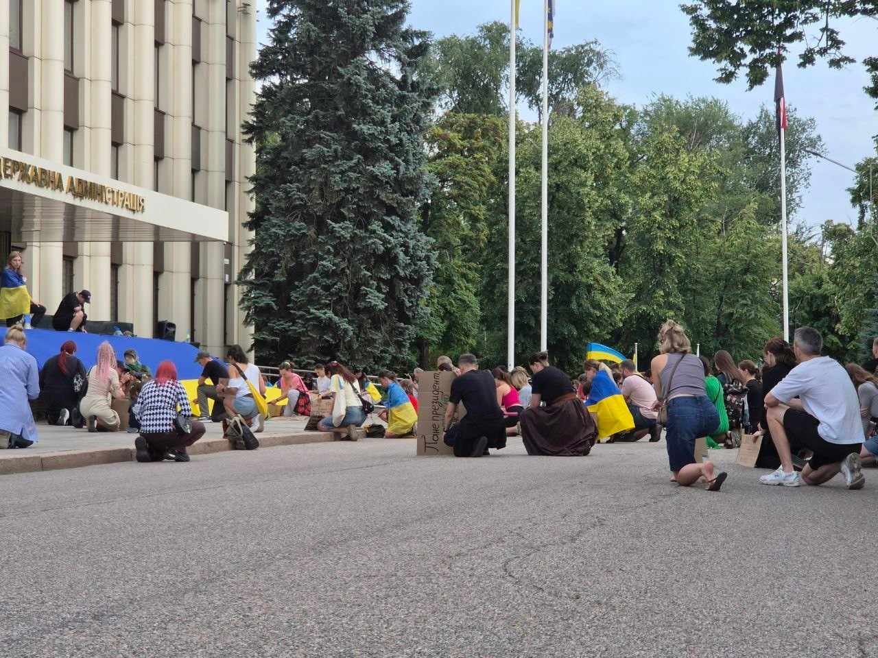 «Ми вимагаємо прозорої та повної комунікації з боку влади!»: що відбувалось на девʼятому мітингу у Дніпрі