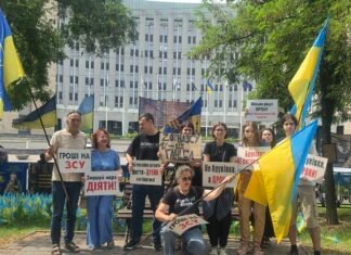 У Дніпрі пройшов мирний пікет ініціативи «Гроші на ЗСУ»