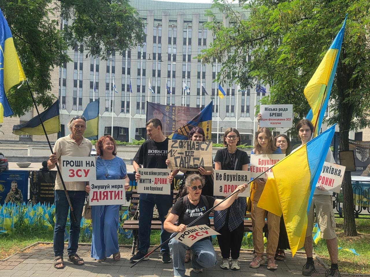 У Дніпрі пройшов мирний пікет ініціативи «Гроші на ЗСУ»