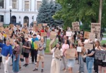 «Ми — не витратний матеріал!»: у Дніпрі проходить п’ята громадська акція за повернення Федорова