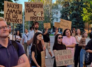 «Канікули не на часі!»: як у Дніпрі проходила п’ята акція проти звільнення Михайла Федорова