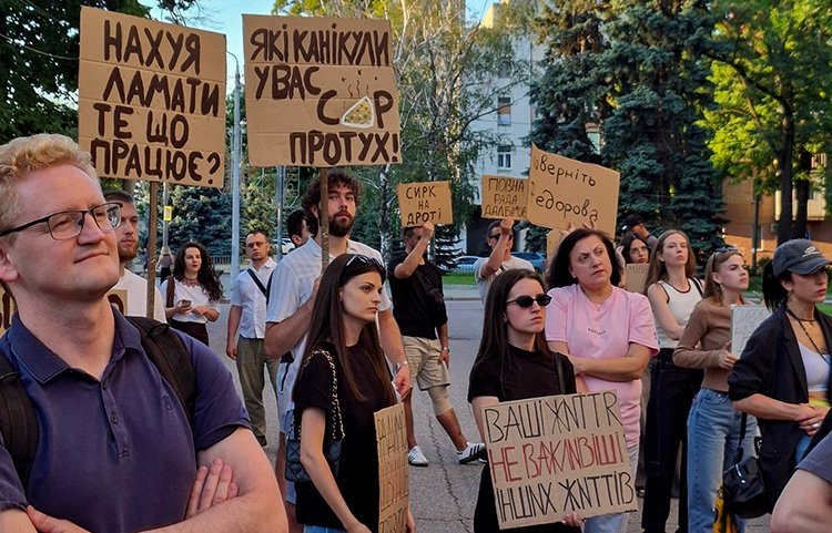 «Канікули не на часі!»: як у Дніпрі проходила п’ята акція проти звільнення Михайла Федорова