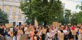 «Нам потрібен Федоров!»: у Дніпрі проходить шоста акція протесту проти звільнення міністра оборони