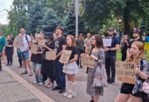 «Виходитимемо, доки його не повернуть»: як у Дніпрі пройшов 11-й протест проти звільнення Федорова