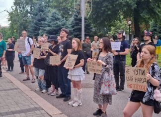 «Виходитимемо, доки його не повернуть»: як у Дніпрі пройшов 11-й протест проти звільнення Федорова