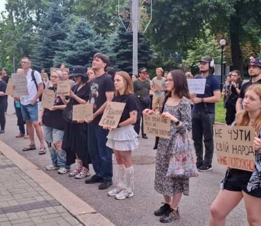 «Виходитимемо, доки його не повернуть»: як у Дніпрі пройшов 11-й протест проти звільнення Федорова