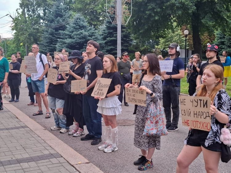 «Виходитимемо, доки його не повернуть»: як у Дніпрі пройшов 11-й протест проти звільнення Федорова