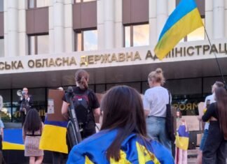«Ми не байдужі до вирішення долі нашої держави»: як у Дніпрі провели 12-ту акцію проти звільнення Федорова