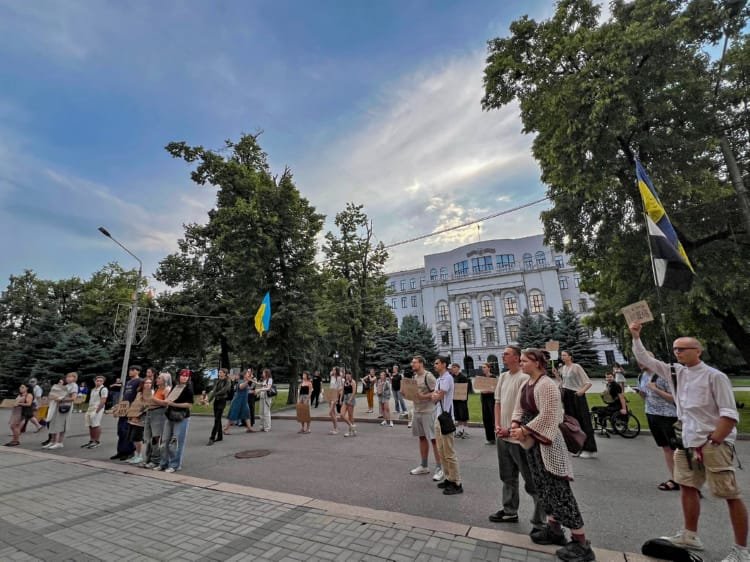 «Стояли, стоїмо і будемо стояти!»: як у Дніпрі пройшла 13-та акція на підтримку Федорова