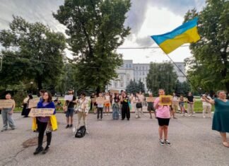 «Влада, говори з народом!»: у Дніпрі триває 13-та акція на підтримку Федорова