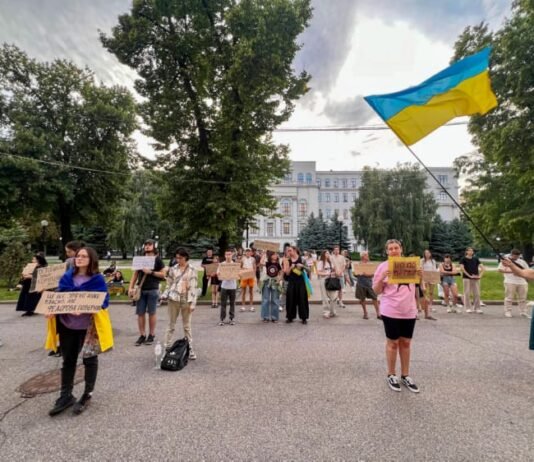 «Влада, говори з народом!»: у Дніпрі триває 13-та акція на підтримку Федорова
