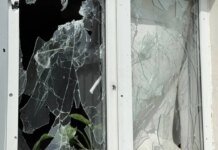 Россияне разгромили церковь, магазин и школьные автобусы в Херсонской области
