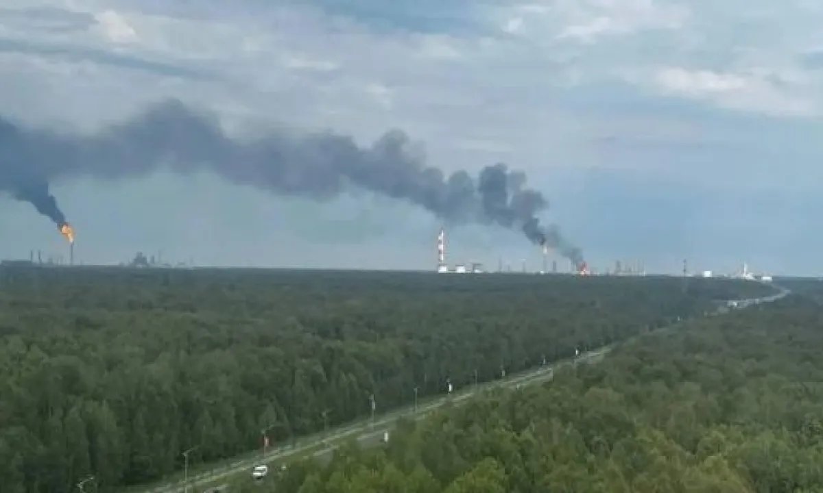 Атака дронов парализовала работу нефтехимического комплекса в РФ: что известно
