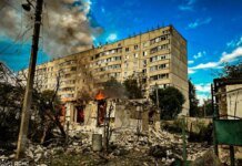 Балаклея под ударом: двухэтажный дом загорелся после попадания ракеты. ФОТО