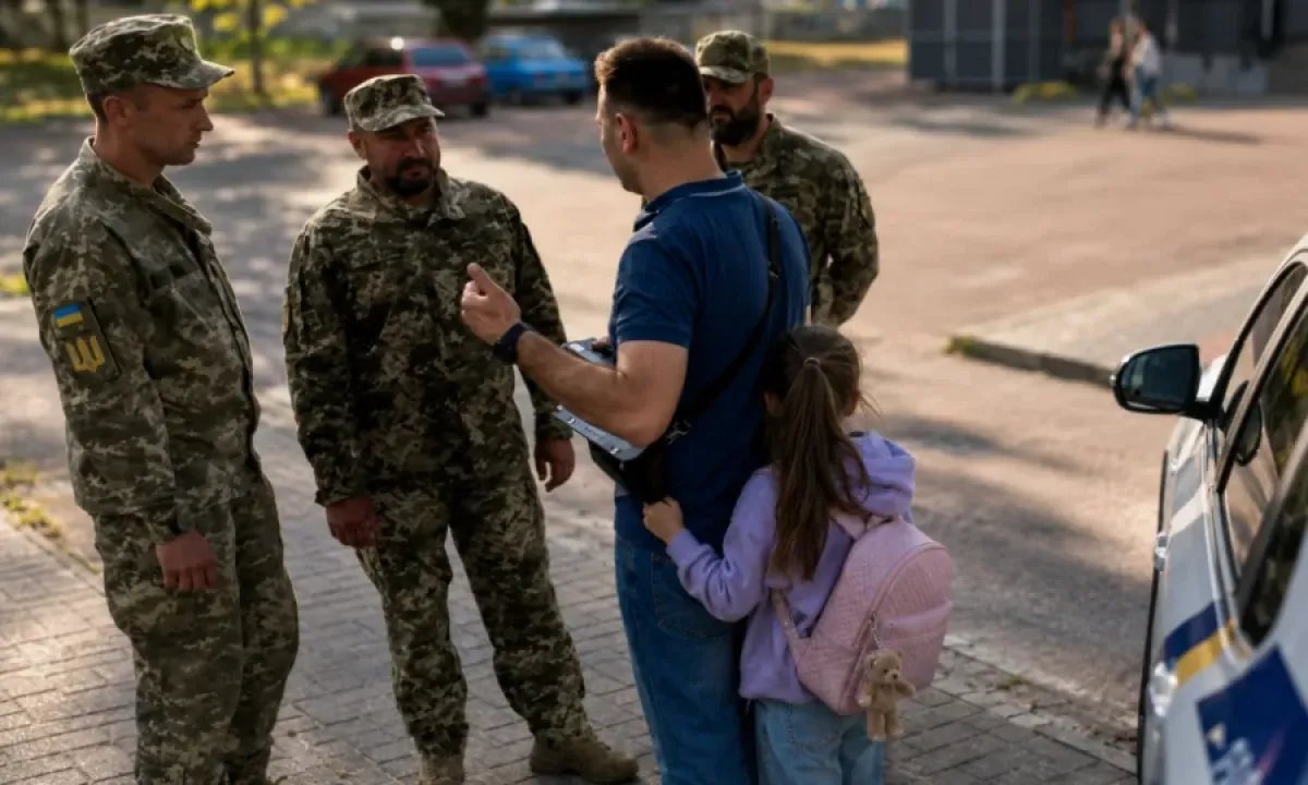 Чи можуть доставити до ТЦК батька разом із дитиною: що каже поліція та практика Верховного Суду
