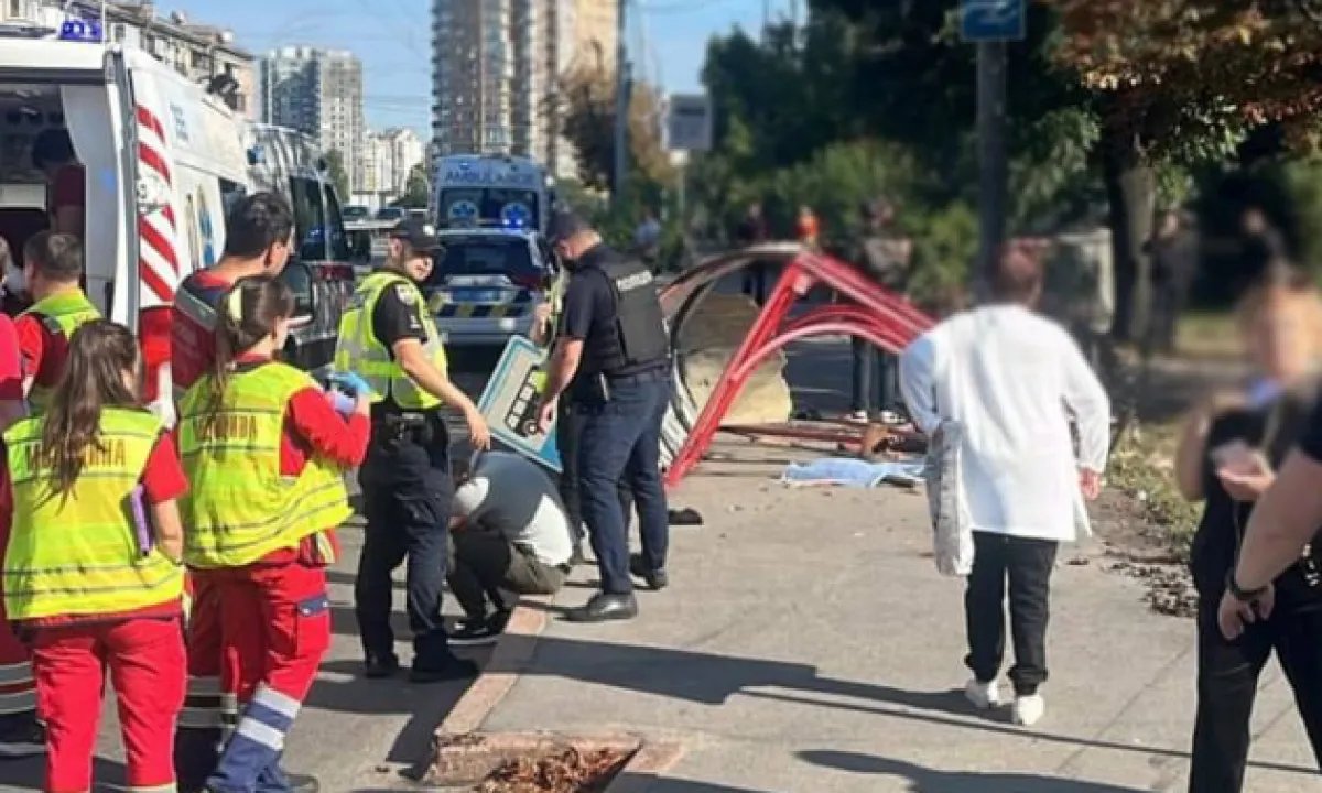 «Въехал в остановку с людьми»: в Соломенском районе Киева произошло смертельное ДТП
