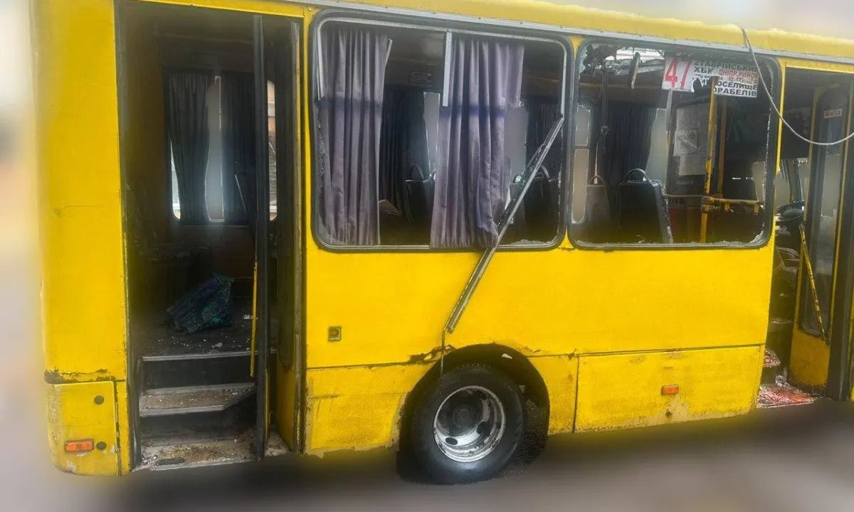 В Херсоне россияне ударили дроном по автобусу с людьми — есть погибшие и раненые. ФОТО