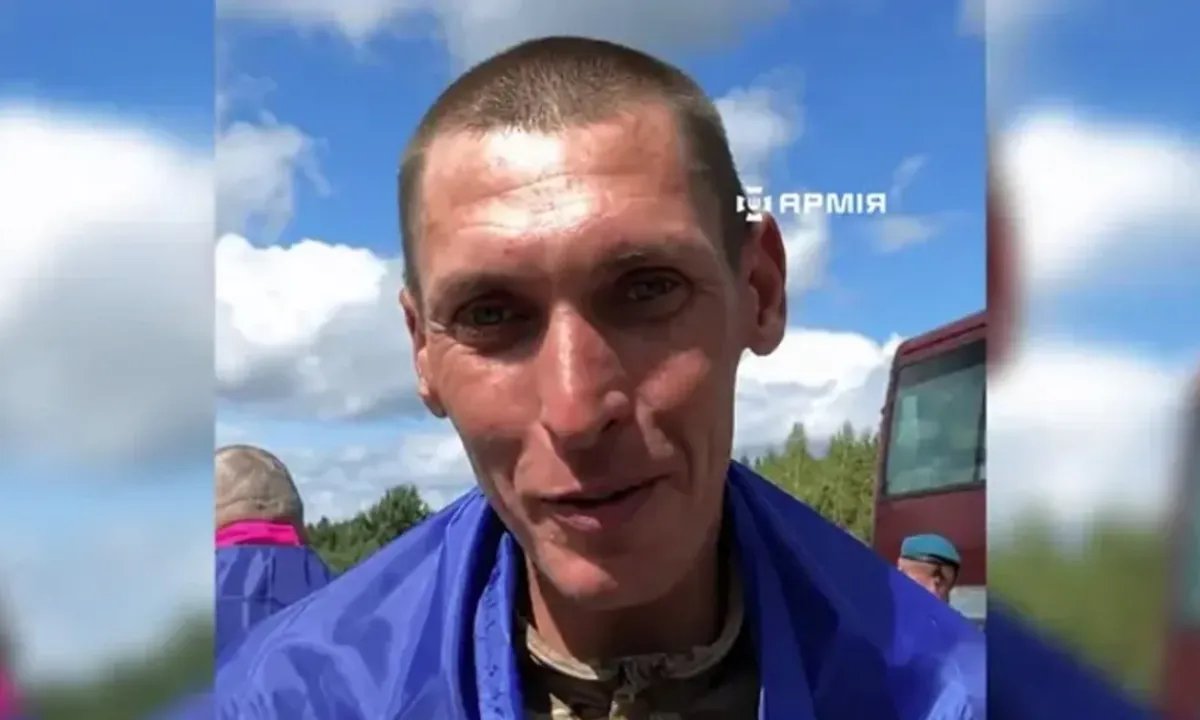 Девять лет ада в неволе: освобожденный боец АТО заплакал при пересечении украинской границы. ВИДЕО