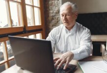 Работа после выхода на пенсию: кому из украинцев грозит потеря выплат и надбавок